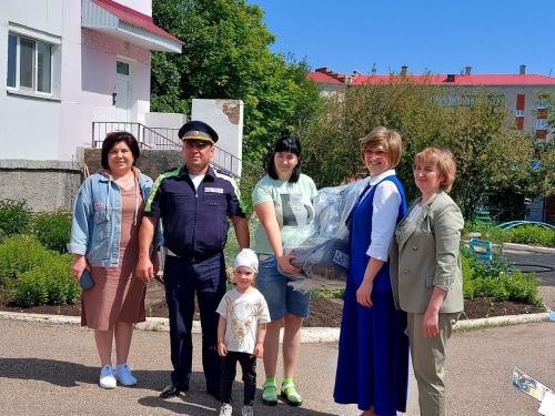 Госавтоинспекция вручила бавлинской семье автокресло в честь рождения малыша