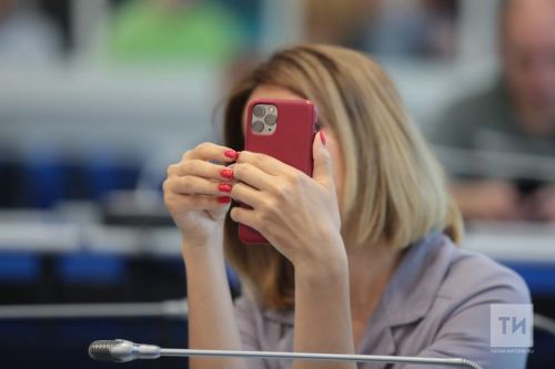 Эксперт рассказал, как узнать следят ли за вами через камеру смартфона