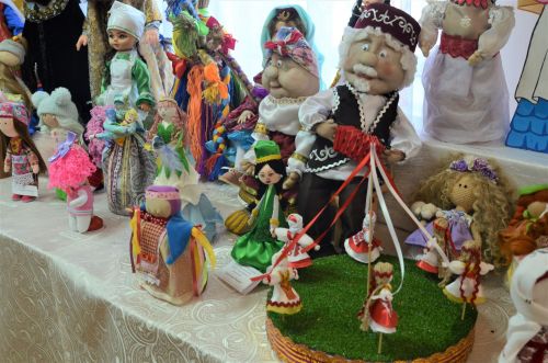 В Бавлах открылась выставка кукол ручной работы