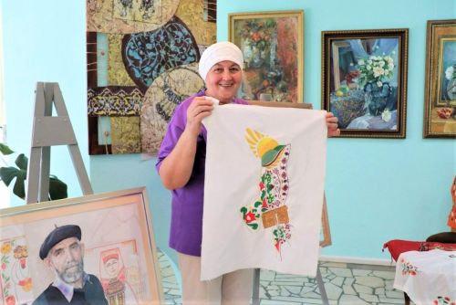 Жительница Бавлов вышила карту района