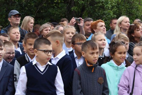 Начало нового учебного года отметили торжественной линейкой во второй школе Бавлов (фотогалерея)