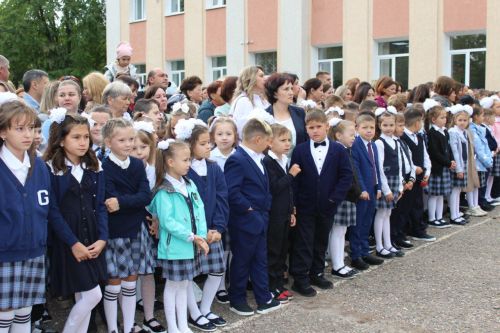 Начало нового учебного года отметили торжественной линейкой во второй школе Бавлов (фотогалерея)