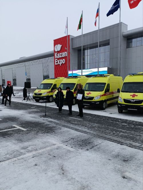 Рустам Минниханов вручил ключи от новых автомобилей бавлинской больнице