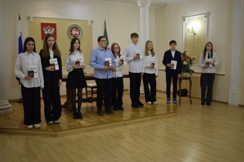 В день Конституции бавлинцы получили паспорта