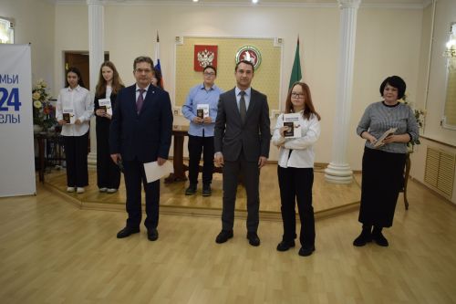 В день Конституции бавлинцы получили паспорта