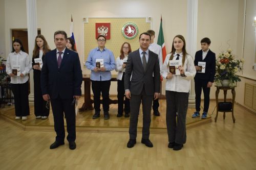 В день Конституции бавлинцы получили паспорта
