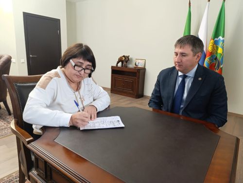 Глава Бавлинского района подарил подписку на газету многодетной семье