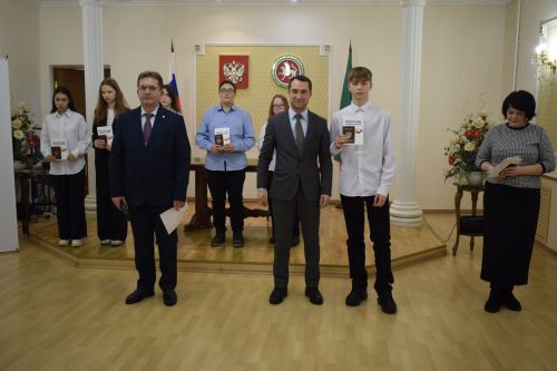 В день Конституции бавлинцы получили паспорта