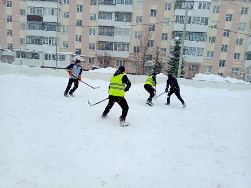В Бавлах состоялся турнир по хоккею в валенках