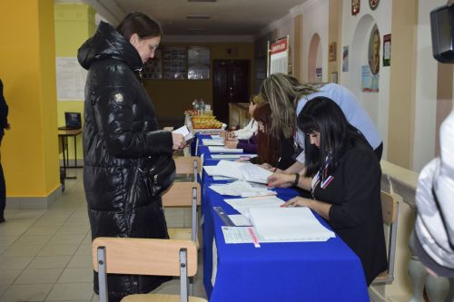 Глава Бавлинского района пришел на выборы всей семьей