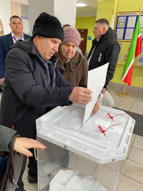 Глава Бавлинского района пришел на выборы всей семьей