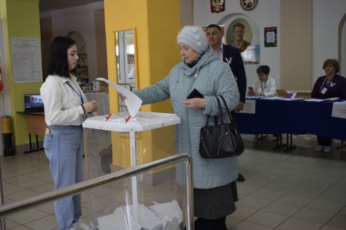 Глава Бавлинского района пришел на выборы всей семьей
