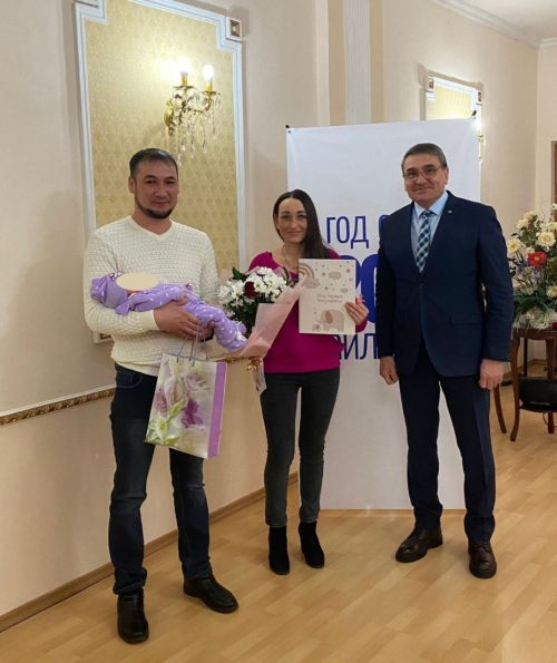 В Бавлах чествовали семьи с новорожденными детьми