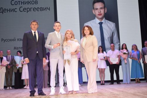 Бавлинским выпускникам вручили золотые и серебряные медали