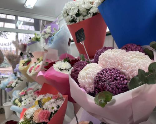 Цветочные магазины в Бавлах готовятся ко Дню матери