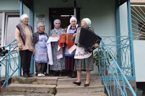 В день юбилея помогают бойцам