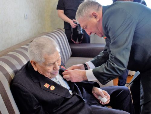 В Бавлах вручили ветеранам медали в честь 80-летия Победы