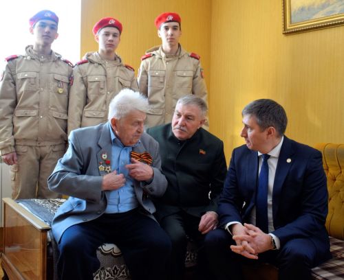 В Бавлах вручили ветеранам медали в честь 80-летия Победы