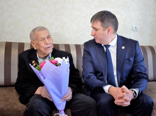 В Бавлах вручили ветеранам медали в честь 80-летия Победы