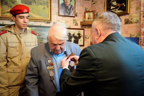В Бавлах вручили ветеранам медали в честь 80-летия Победы