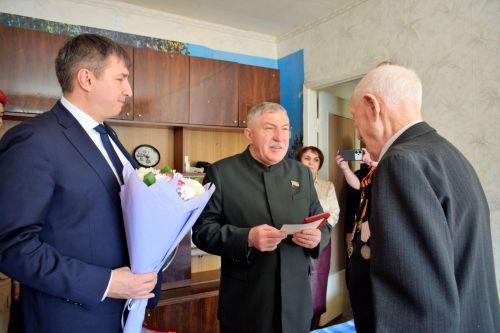 В Бавлах вручили ветеранам медали в честь 80-летия Победы