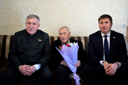 В Бавлах вручили ветеранам медали в честь 80-летия Победы