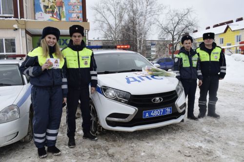 В Бавлинском районе прошла акция «Цветы для автоледи»