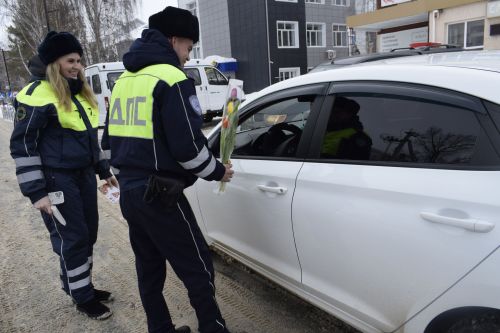 В Бавлинском районе прошла акция «Цветы для автоледи»