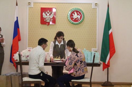 Бавлинских родителей поздравили с новым статусом