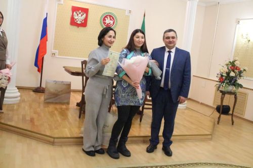 Бавлинских родителей поздравили с новым статусом