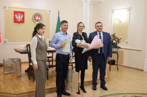 Бавлинских родителей поздравили с новым статусом