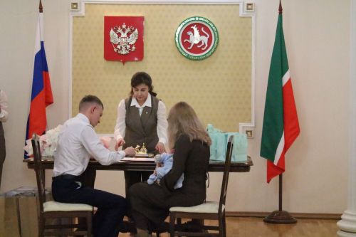 Бавлинских родителей поздравили с новым статусом