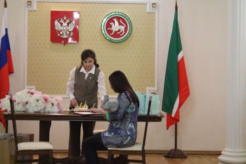 Бавлинских родителей поздравили с новым статусом