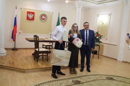 Бавлинских родителей поздравили с новым статусом