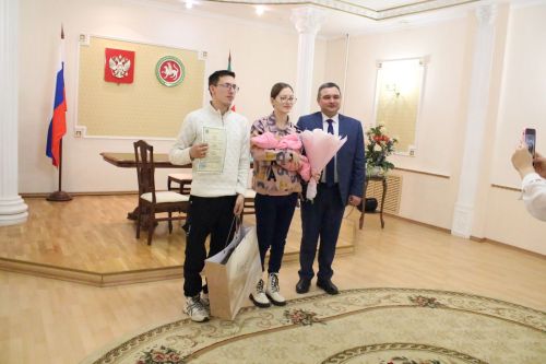 Бавлинских родителей поздравили с новым статусом