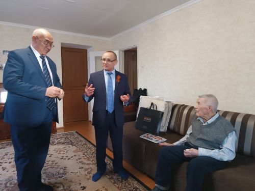 В Бавлах вручили подарки ветеранам