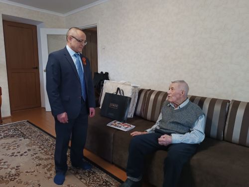 В Бавлах вручили подарки ветеранам