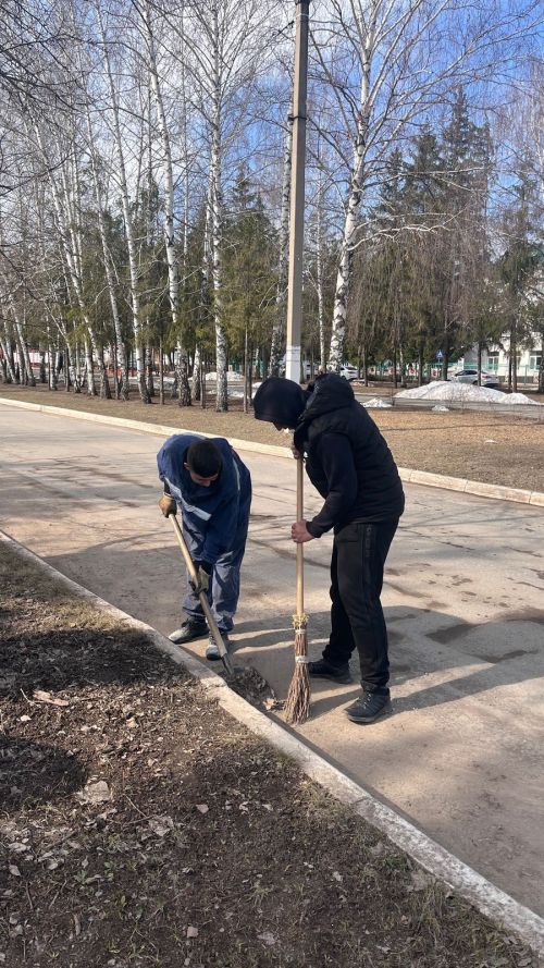 Сотрудники редакции «Бавлы-информ» и студенты аграрного колледжа дружно вышли на субботник