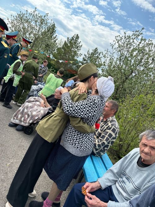 Юнармейцы и волонтёры поздравили ветеранов