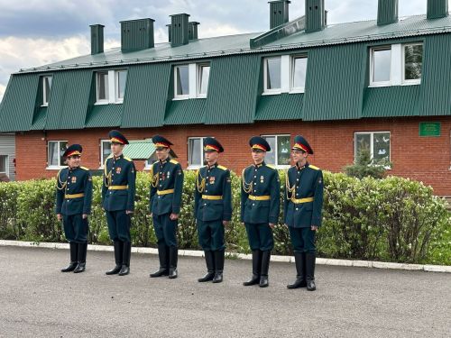 Юнармейцы и волонтёры поздравили ветеранов