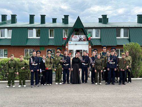 Юнармейцы и волонтёры поздравили ветеранов