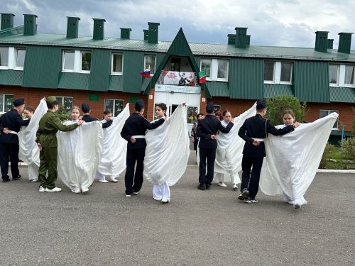 Юнармейцы и волонтёры поздравили ветеранов