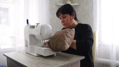 Родительницы шьют подушки для раненых бойцов