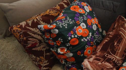 Родительницы шьют подушки для раненых бойцов