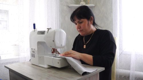Родительницы шьют подушки для раненых бойцов