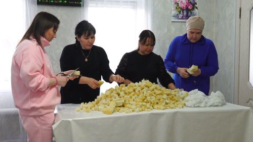 Родительницы шьют подушки для раненых бойцов