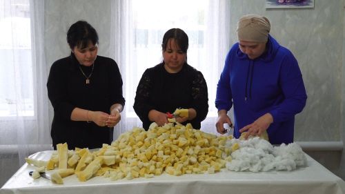 Родительницы шьют подушки для раненых бойцов