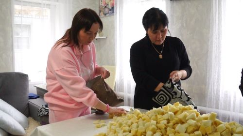 Родительницы шьют подушки для раненых бойцов