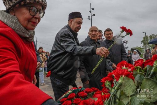 В Казани открыли памятник татарскому поэту и участнику ВОВ Фатиху Кариму