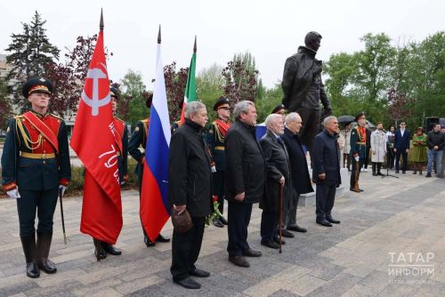 В Казани открыли памятник татарскому поэту и участнику ВОВ Фатиху Кариму